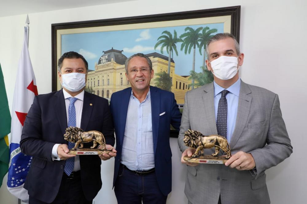 Marcelo Mesquita ladeado pelos dois homenageados