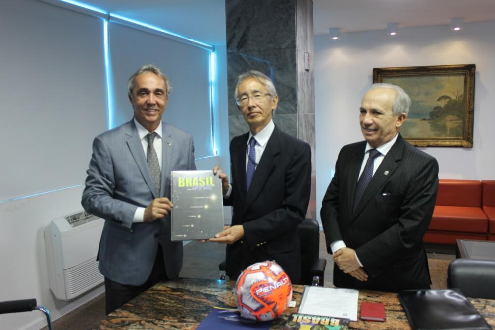  Evandro Carvalho, pres. da FPF, faz entrega do convite ao Cônsul Geral do Japão em Recife,Maruhashi, acompanhado pelo ex-procurador Geral de Justiça do Estado, Aguinaldo Fenelon. (Foto: Divulgação FPF)