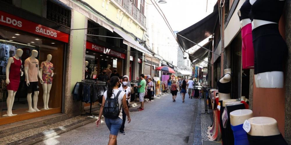  Pessoas caminham entre as lojas do Saara, no Centro do Rio (Credito Foto: Tânia Rêgo/Agência Brasil)