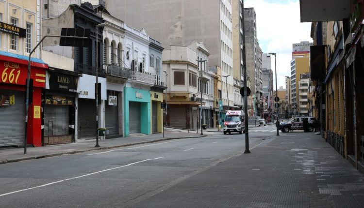 Comércio fechado na rua 25 de Março, em São Paulo, durante a quarentena (Foto: Rovena Rosa/Agência Brasil )