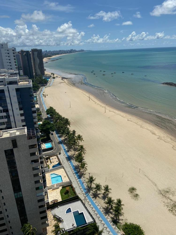 Foto: Mirella Almeida - Praia de Candeias quase sem movimento em função de Decreto Estadual