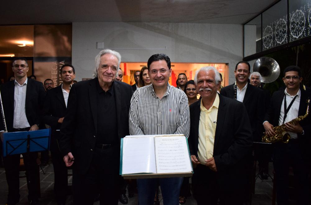 Presidente da Fundaj, Antônio Campos, recepciona o maestro João Carlos Martins