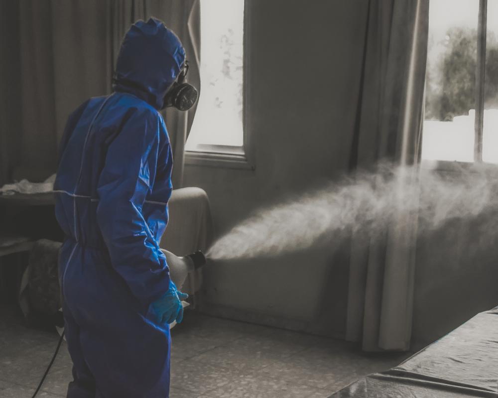 A sanitização utiliza micro pulverização no ar, superfícies, mobílias e objetos