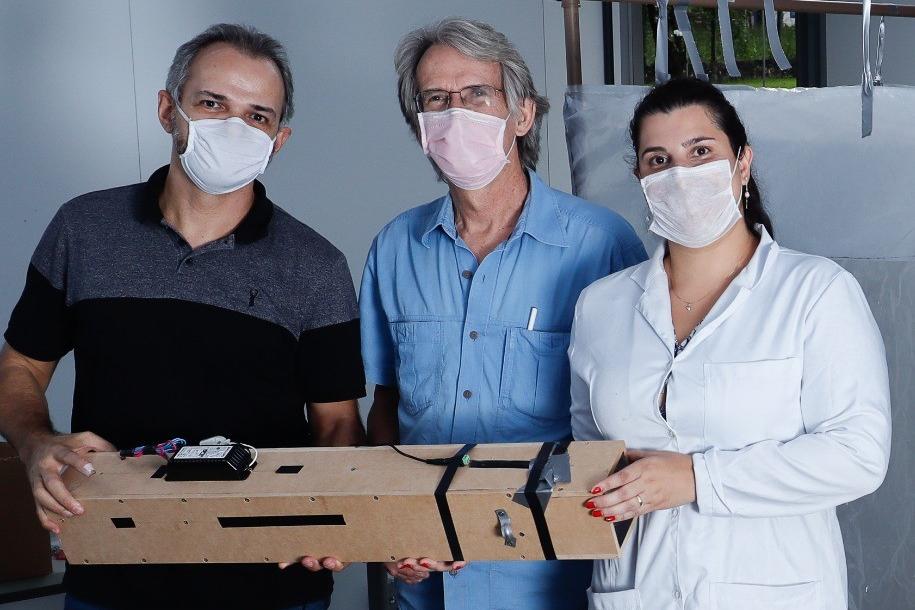 Caixa é feita de MDF e usa luz ultravioleta para eliminar vírus e bactérias (Foto: Divulgação UFMG)
