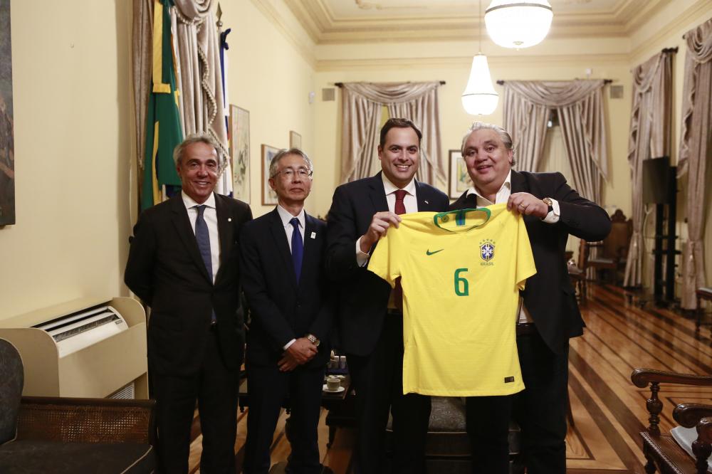 Governador Paulo Câmara recebe camisa da Seleção Olímpica