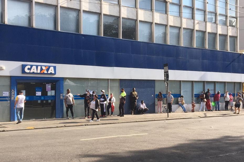 Coronavírus: Fila na Caixa Econômica Federal em São Paulo para o auxílio emergencial (Foto: Djalma Vassão/Fotos Públicas)