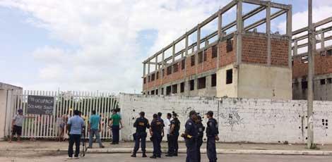 Famílias ocupam residencial inacabado na Ilha de Joana Bezerra, para reivindicar um lugar digno para morar (Foto: Fernando da Hora /JC Imagem)