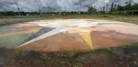 Moradores cobram a conclusão das obras, prometidas para serem entregues em dezembro de 2012 - (Foto: Diego Nigro/JC Imagem)
