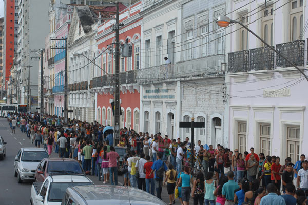 Uma cena constante: Extensas filas, com milhares de pessoas que passam a madrugada em frente à Agência do Trabalho, na Rua Aurora (Foto: Agência Estado)