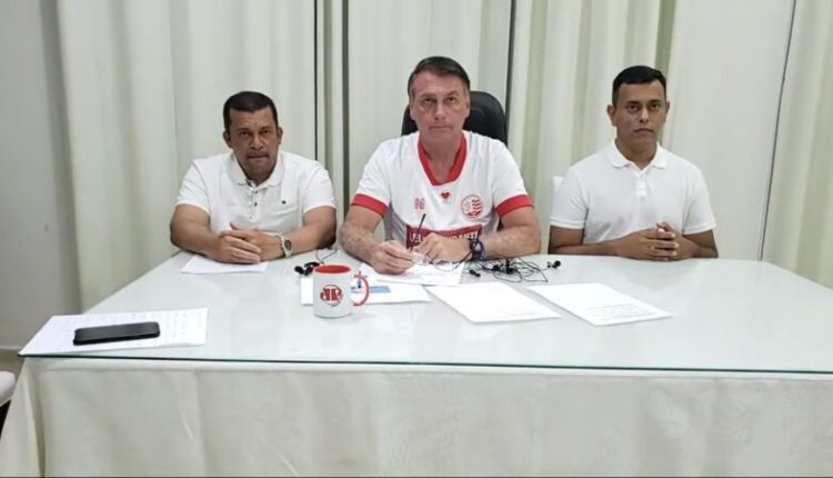 Presidente Bolsonaro usa camisa do Náutico-PE, na última live de 2020 (Foto: Reprodução/YouTube)