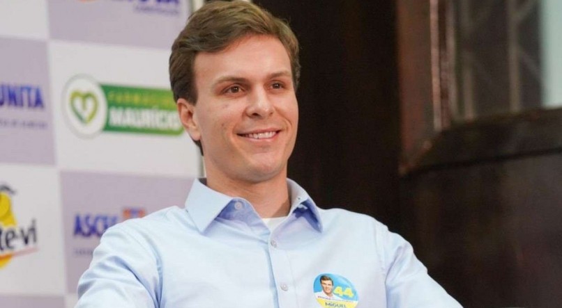 Miguel Coelho durante debate em Caruaru