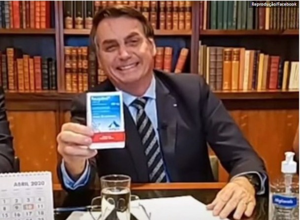O presidente Jair Bolsonaro exibe caixa de cloroquina durante live nas redes sociais (Reprodução/Facebook)