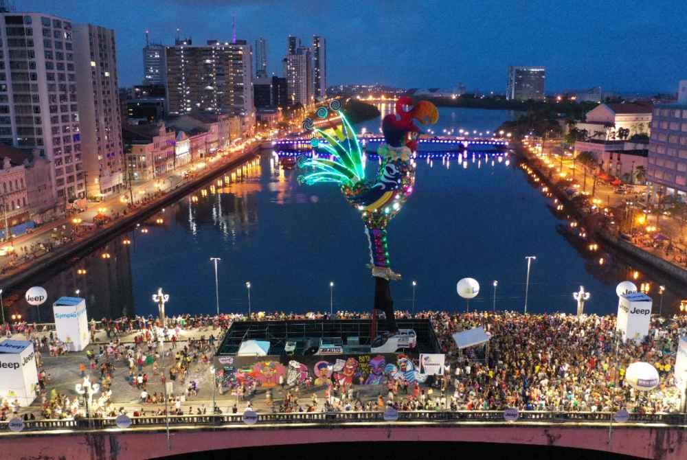 O Galo da Madrugada, imponente e majestoso na Ponte Duarte Coelho