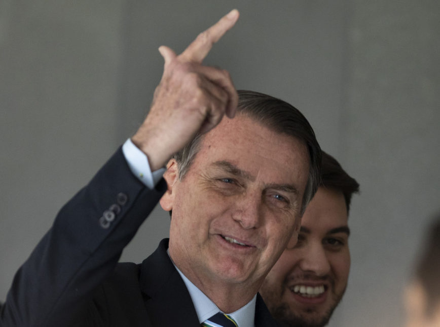 Presidente Jair Bolsonaro frequentemente faz gesto de 
