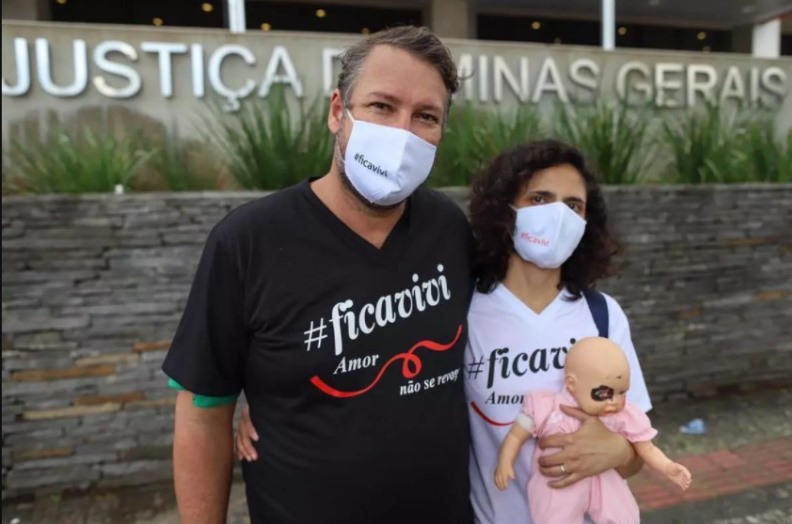 Pais adotivos e amigos protestaram contra volta da criança para família biológica (Foto: Flávio Tavares / O Tempo)