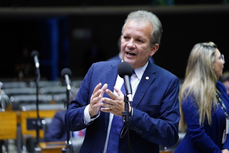 Para André Figueiredo, limitação de valores com base no salário é inconstitucional - (Foto: Pablo Valadares/Câmara dos Deputados)