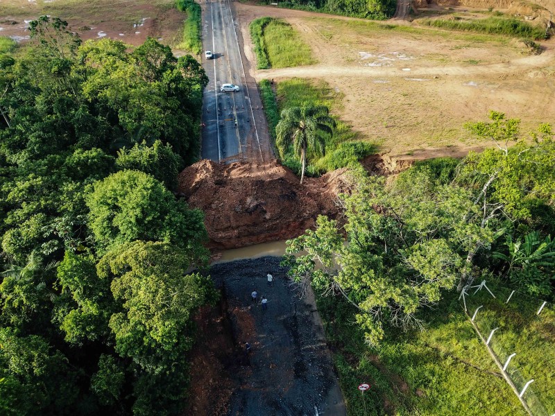 A BR-470/SC continua totalmente interditada no km 75,6, em Indaial - Foto: Eduardo Valente / Secom