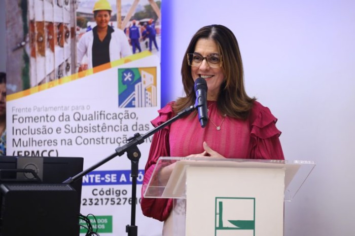 Rogéria Santos: frente quer estimular inserção de mulheres em todas as funções, de pedreira a gerente - (Foto: Vinicius Loures/Câmara dos Deputados)