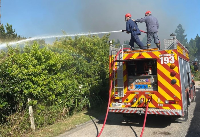 Terreno de difícil acesso dificultou a ação dos bombeiros - Foto: Divulgação / CBMSC