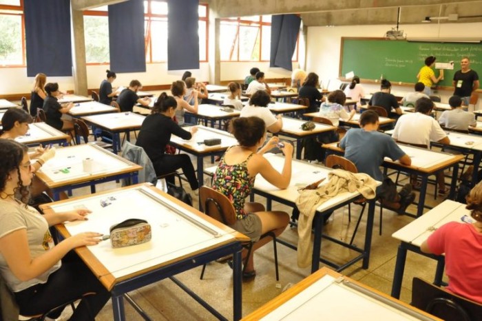 Lei reserva vagas para alunos de escolas públicas, além de pretos, pardos e indígenas - (Foto: Divulgação/UEL)