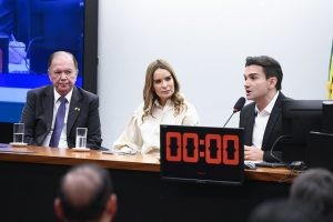 Deputado João Leão (E), senadora Daniella Ribeiro (C) e deputado Celso Sabino (D) - (Foto: Marcos Oliveira/Agência Senado)