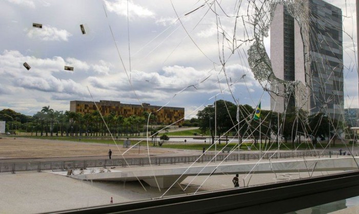 Janela quebrada no Palácio do Planalto durante a invasão de 8 de janeiro - (Foto: Fabio Rodrigues Pozzebom/ Agência Brasil)