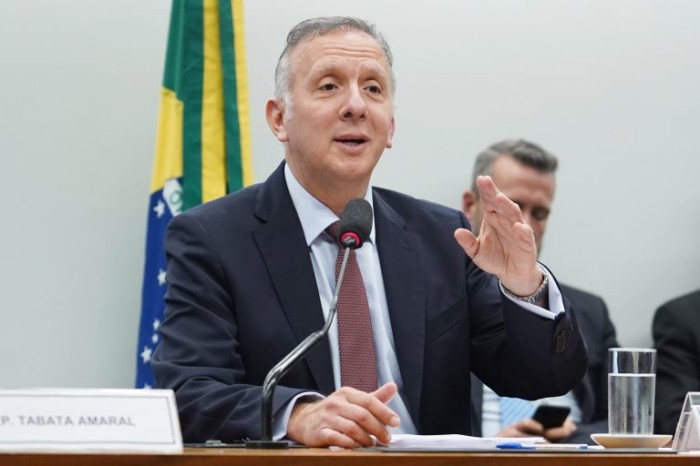 Aguinaldo Ribeiro prevê alíquotas diferenciadas para setores como saúde, educação e transporte público - (Foto: Pablo Valadares / Câmara dos Deputados)