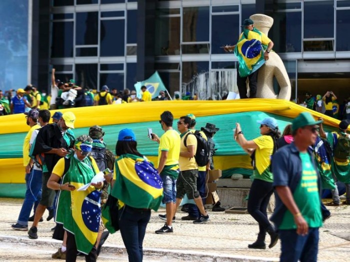 A Praça dos Três Poderes foi alvo de vandalismo - (Foto: Marcelo Camargo/Agência Brasil)
