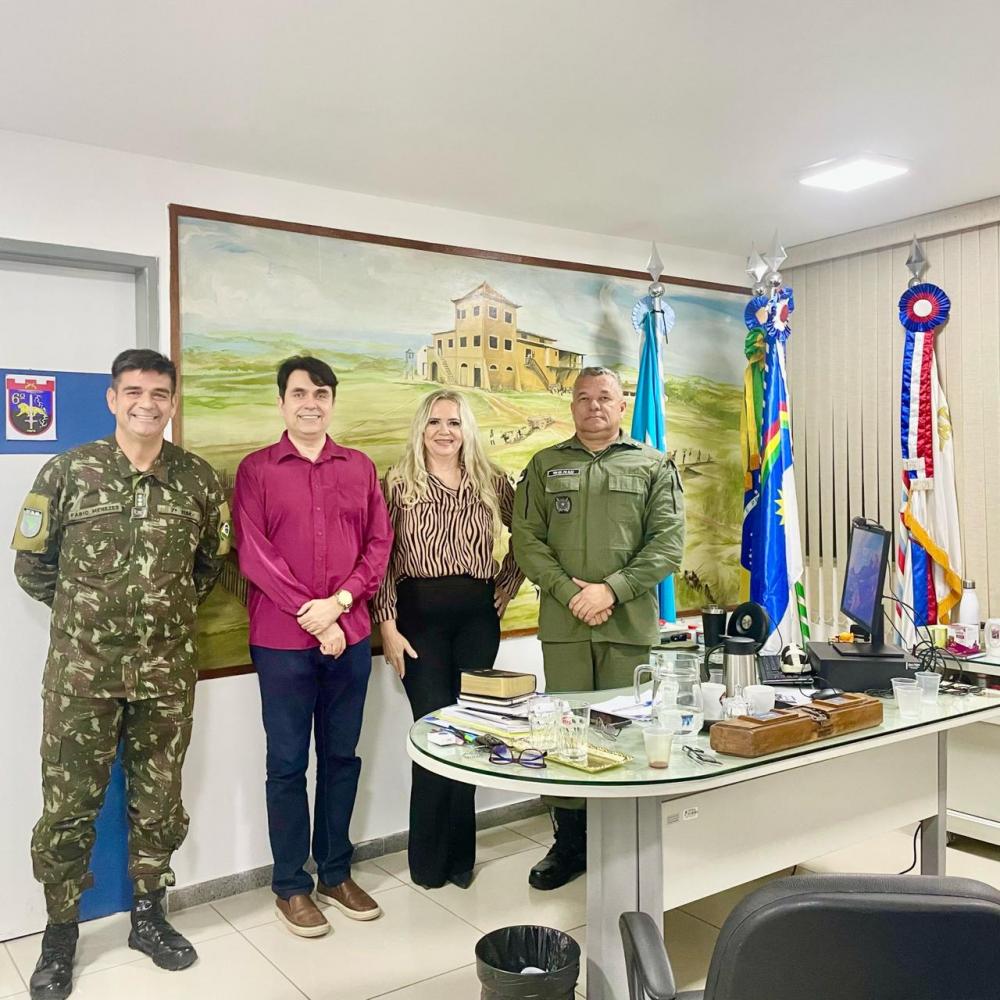 Tenente-coronel Fábio Menezes, delegada Vilaneida Aguiar, comandante do 6°BPM, tenente-coronel Alex Francisco e o presidente nacional da ABCCRIM, professor Cristiano Carrilho (Foto divulgação)
