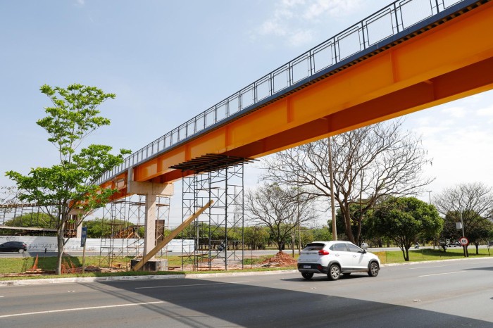 Passam uma média de 100 mil motoristas, diariamente, pela região em que foi instalada a passarela | Foto: Lúcio Bernardo Jr./Agência Brasília