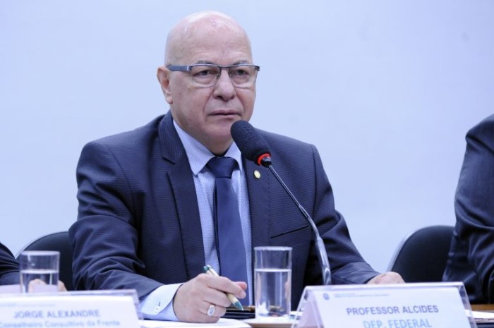 Professor Alcides recomendou a aprovação da proposta - (Foto: Cleia Viana/Câmara dos Deputados)