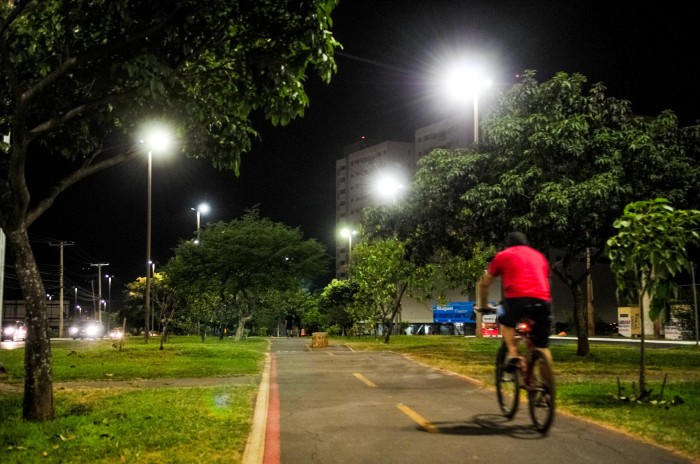 Além de conforto, a nova iluminação pública traz segurança à população de Samambaia