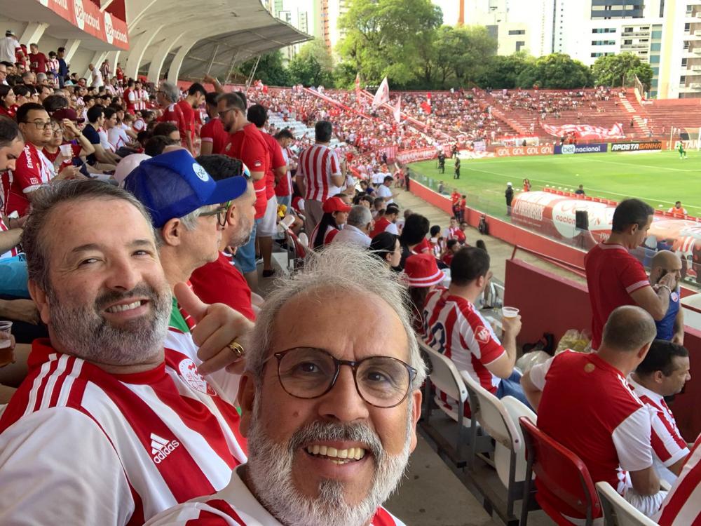 Bira e seu filho como sempre torcendo pelo Náutico, aonde quer que ele vá