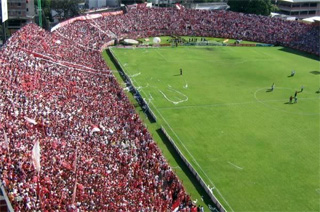 A torcida está à espera para começar a cobrar