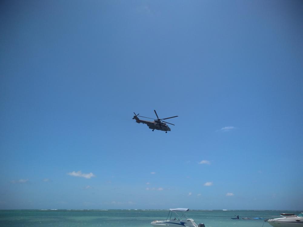 Helicóptero da Marinha sobrevoando a praia de Tamandaré