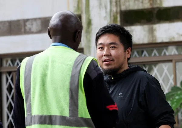 Zhang Kequn, cidadão chinês, aguarda decisão do lado de fora do tribunal antes de ser condenado por tráfico ilegal de formigas, em Nairóbi (Quênia), em 15 de abril de 2026. — Foto: REUTERS/Monicah Mwangi
