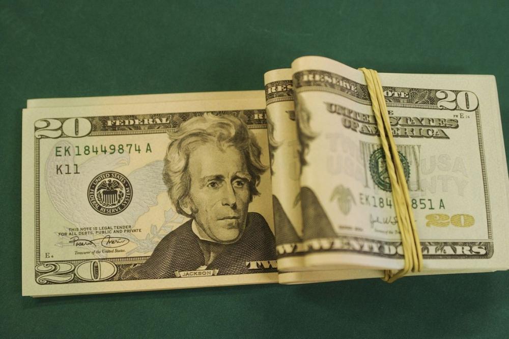 O dólar já acumula queda de 4,18% em dezembro