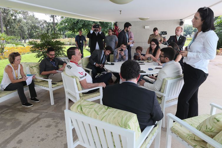 O presidente da República, Jair Bolsonaro, conversa com a imprensa no Palácio da Alvorada (Foto: Isac Nóbrega/PR)